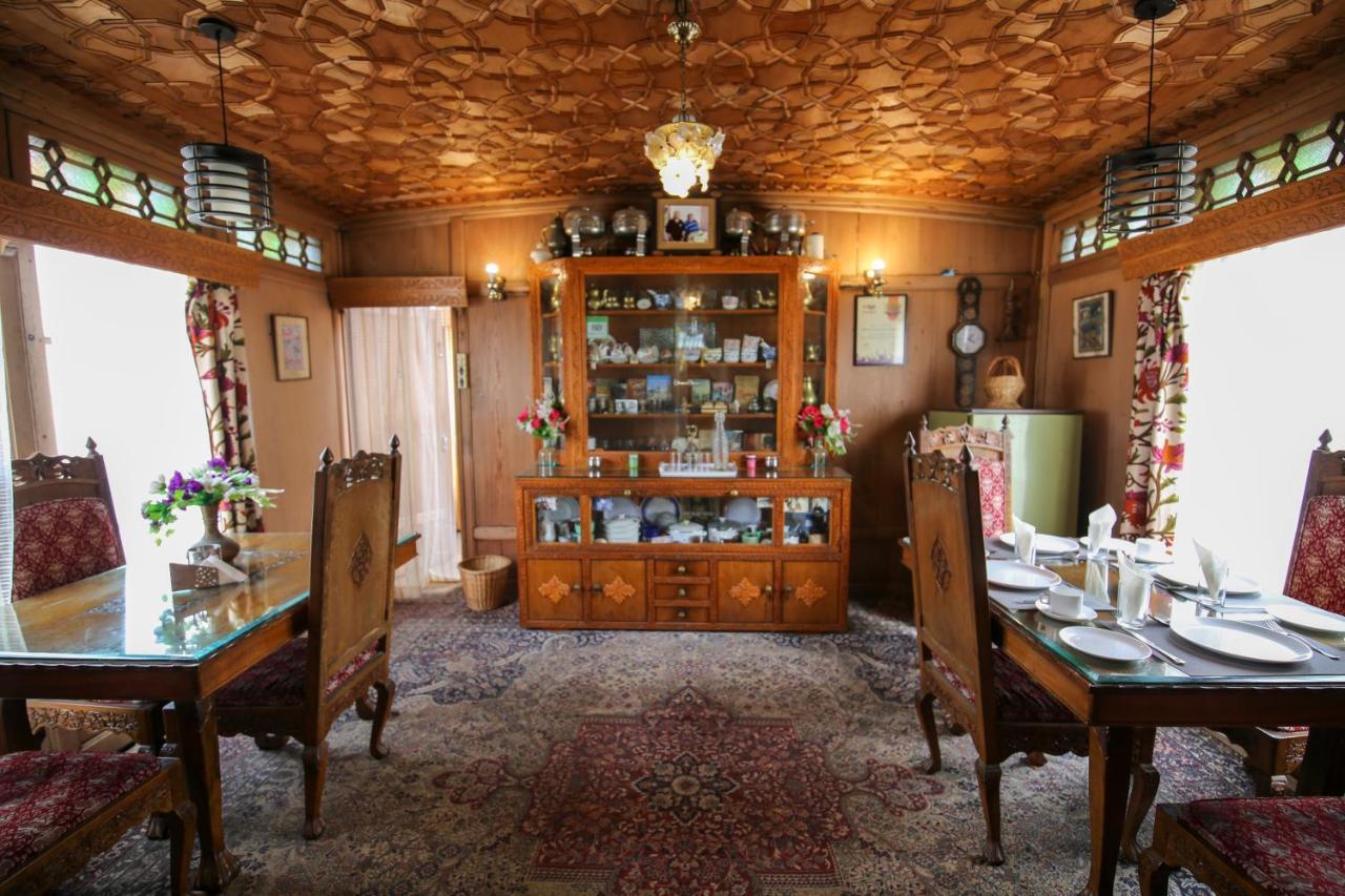 The Shelter Group Of Houseboats & Tour Organiser Srīnagar Esterno foto