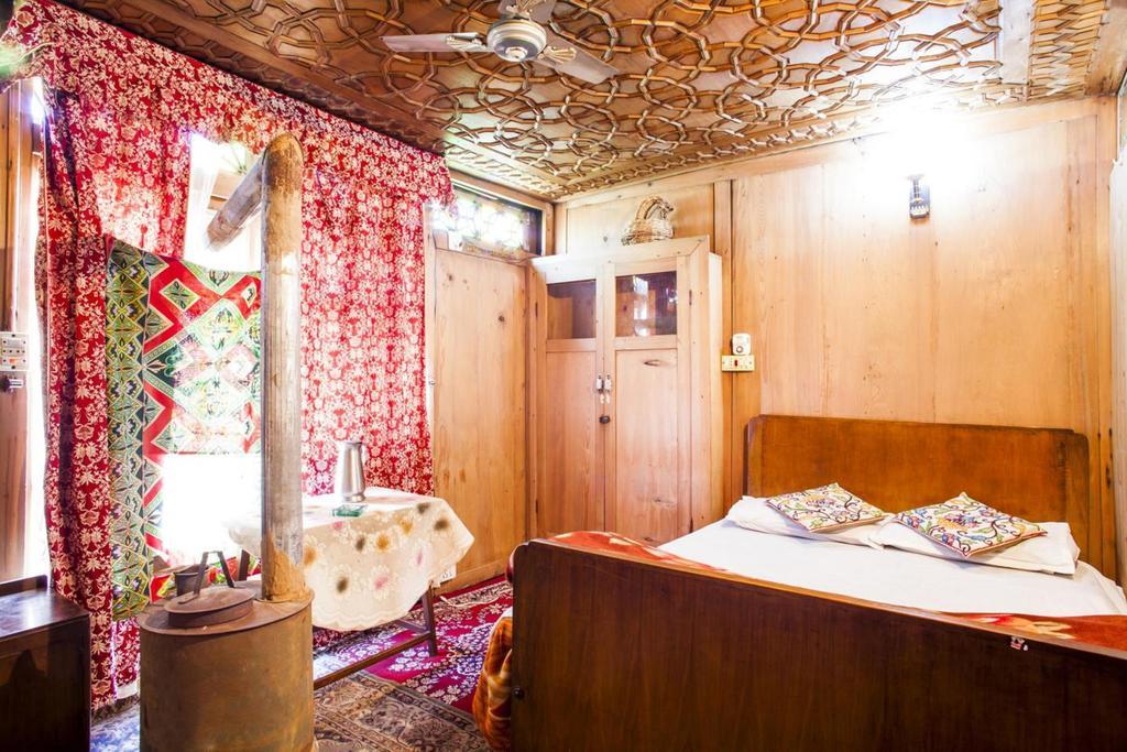 The Shelter Group Of Houseboats & Tour Organiser Srīnagar Esterno foto